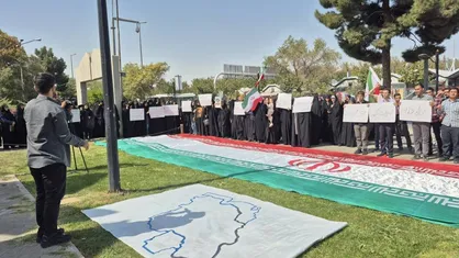 تجمع دانشجویان مشهدی درب دانشگاه فردوسی در حمایت از مواضع رئیس&zwnj;جمهور در سازمان ملل +فیلم