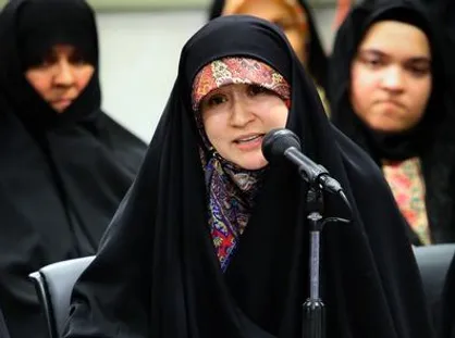 شاعری که اشک&lrm;های رهبر انقلاب را جاری کرد / من هم بغض کردم؛ مثل دختری که سال&zwnj;ها در انتظار دیدار پدرش بود