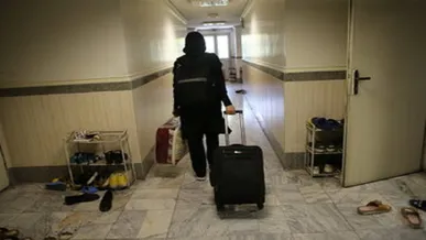 باز فصل دانشگاه شروع می‌شود و چمدانی که برای ترم بعدی اولویت‌ها را می‌چیند / حوله ، مسواک ، لپ تاپ و برخی وسایل آشپزی؛ سوغاتی برای خوابگاه دانشجویی +عکس نوشت