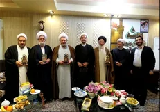تندیس اربعین به اعضای کمیته فرهنگی اربعین در عراق اهداء شد
