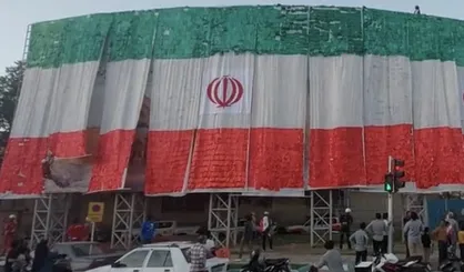 نصب پرچم ایران بر بزرگترین بیلبورد کشور در کرمان