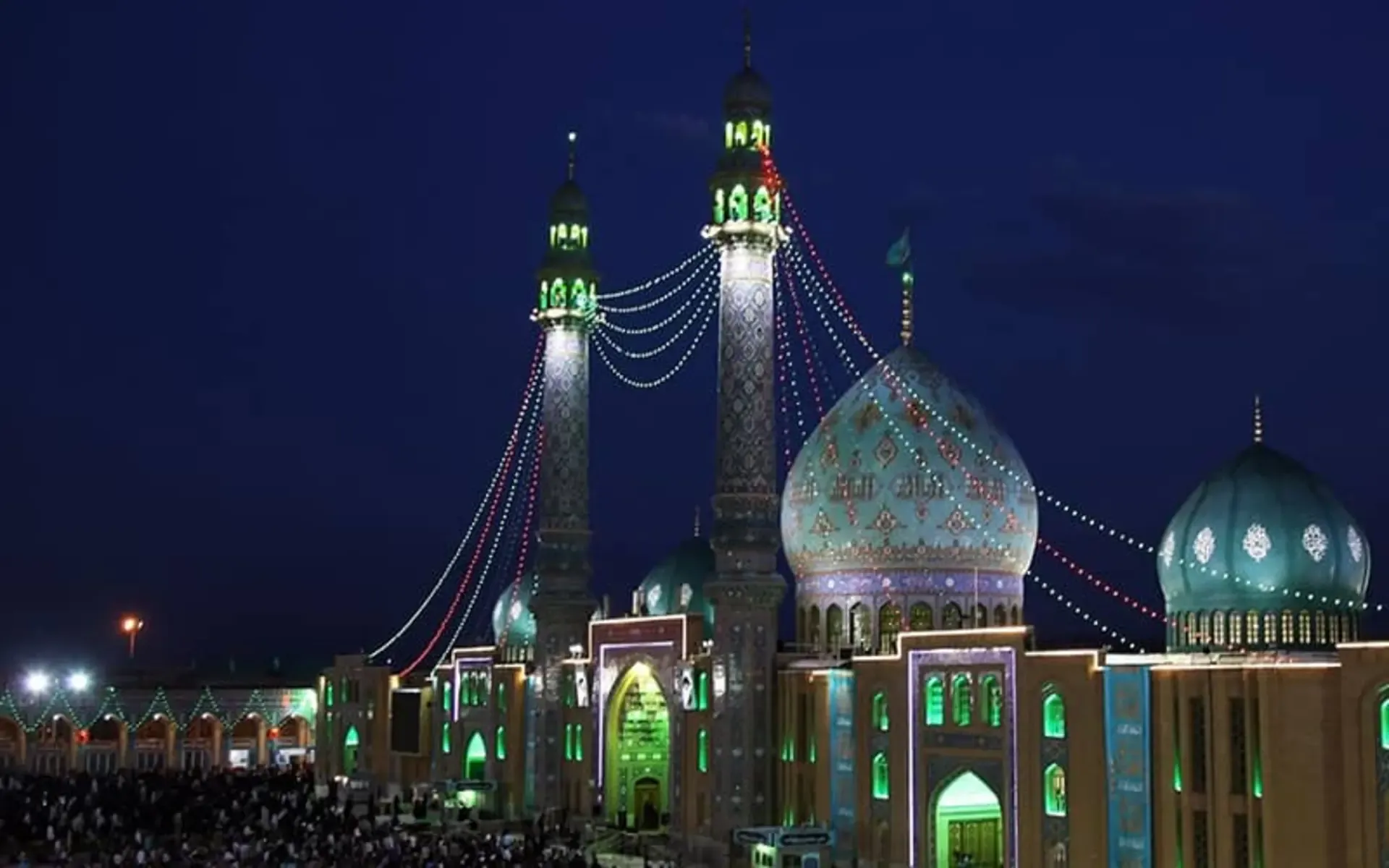 نصب کتیبه «با تو در عهدیم تا صبح ظهور» در ایوان مسجد جمکران+فیلم