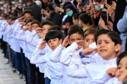 همخوانی &laquo;سلام فرمانده&raquo; با حضور دهه نودی&zwnj;ها در گلزار شهدا