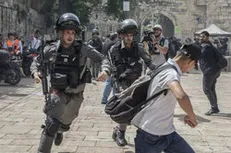 حمله وحشیانه نظامیان صهیونیست به یک جوان در قدس اشغالی