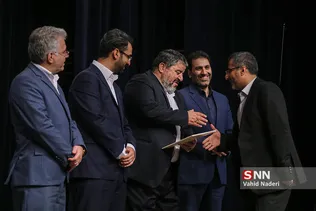 اهدای لوح تقدیر به برگزیدگان همایش 
