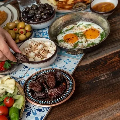 پرهیز روزه&zwnj;داران از غذاهای پرچرب و شیرین/ حذف وعده سحری موجب افزایش وزن می&zwnj;شود