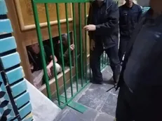 مشاهدات عینی از هتک حرمت حرم حضرت معصومه (س) / از ورود چماق به دستان تا توزیع غذا بین هتاکان!