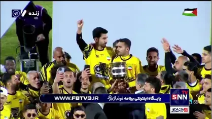 لحظه بالا بردن جام قهرمانی سوپرجام فوتبال ایران توسط محمد کریمی و بازیکنان سپاهان