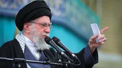 ملت ایران به آن کسی که طمع داشته باشد و حمله بخواهد بکند و اذیت بکند، مشت محکمی خواهد زد