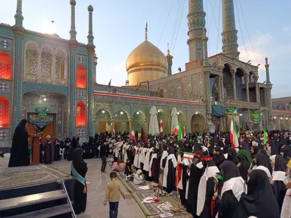 بیعت بانوان طلبه با رهبر جدید انقلاب اسلامی در حرم بانوی کرامت+فیلم