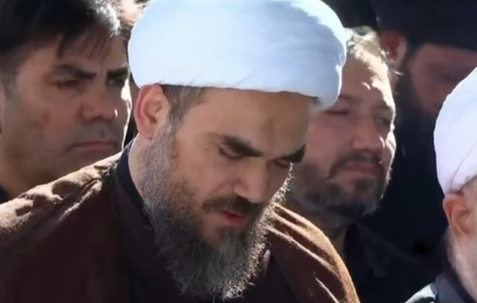پدر شهیده زهرا محمدی گلپایگانی نوه ۱۴ ماهه رهبر شهید انقلاب اسلامی در لحظات اقامه نماز بر پیکر دخترش