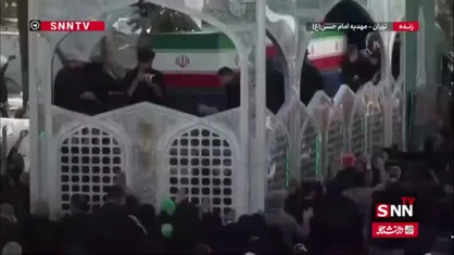 آغاز حرکت خودروی ویژه حمل پیکر رهبر شهید انقلاب اسلامی بعد از میدان انقلاب به سمت آزادی