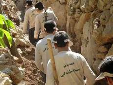 کارگری دانشجویان بسیجی برای تهیه اعتبارات مورد نیاز بازسازی مناطق محروم/ مسئولان از دادن اعتبارات مورد تایید فرمانداری سرباز زدند