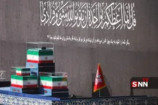 قل انّما اعظکم بواحدة ان تقوموا لله مثنى و فرادى/ آیه نصب شده بالای جایگاه مراسم وداع با آقای شهید ایران