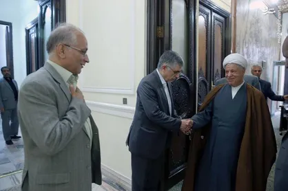بیش از ۱۰۰۰ میلیارد سرمایه در سال ۸۴ و نزدیک به ۳۰ هولدینگ اقتصادی به نام خیریه&zwnj;ای توسعه محور/ آیا خیریه&zwnj;ها به بنگاه سوددهی سیاسیون تبدیل شده&zwnj;اند؟