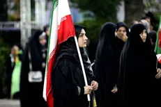 طنین فریاد ایران ابرقدرت است در زیر باران گیلان/ نود و هشتمین شب ایستادگی مردم رشت+ فیلم