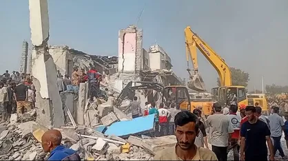 پس از انفجار اول در مدرسه شجره طیبه ورودی&zwnj;های مدرسه کاملا مسدود می&zwnj;شود / دختران میناب پس از انفجار اول زنده زنده سوختند + فیلم