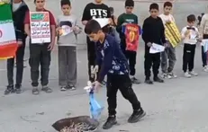 نوجوانان دهه نودی پیراهن مسی را آتش زدند