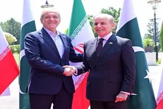 استقبال رسمی شهباز شریف از رئیس جمهور اسلامی ایران در اسلام آباد / غرس نهال توسط رئیس جمهور در مراسم استقبال نخست وزیر پاکستان در اسلام آباد + فیلم