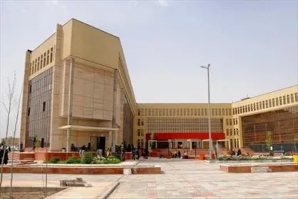 بی&zwnj;تدبیری مسئولان دانشگاه آزاد رباط کریم دردسر ساز شد/ تقابل فضای دانشگاهی و دانش&zwnj;آموزی با دیوارکشی دیرهنگام