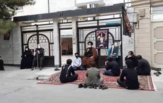 برگزاری مراسم عزاداری در منزل شهدای مدافع حرم و سلامت توسط یک هیات مشهدی