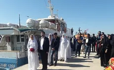 هفت زوج دانشگاه پیام‌نور گناوه ازدواج خود را بر پهنه خلیج فارس جشن گرفتند