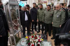 دشمن فکر می‌کند با شهید کردن مردم، می‌تواند مسلمانان را خانه نشین کند/هر رای یک موشک است به قلب دشمنان