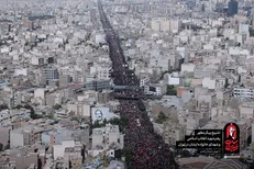 نمایی از پل کالج در خیابان انقلاب اسلامی؛ مراسم تشییع پیکر مطهر امام شهید ایران و شهدای خانواده ایشان + فیلم