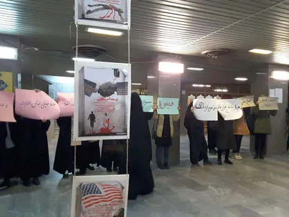 دانشجویان علوم پزشکی ارومیه در اعتراض به عدم حضور رئیس دانشگاه در تریبون آزاد تجمع کردند
