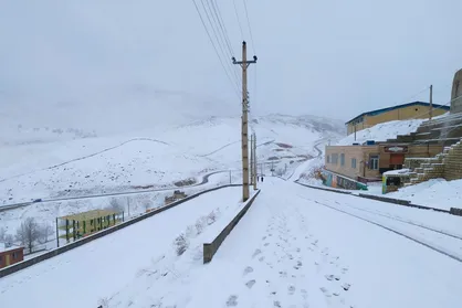 برف موجب بسته شدن راه&zwnj;های ارتباطی ۵۶۳ روستا در لرستان شد