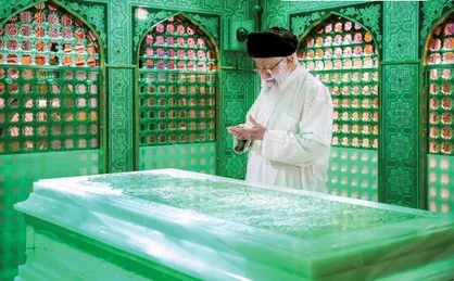 مضجع مطهر امام رضا (علیه&zwnj;السلام) با حضور رهبر انقلاب غبارروبی شد / حضور حضرت آیت&zwnj;الله خامنه&zwnj;ای بر مزار شهید رئیسی