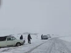 بارش برف شدید سبب مسدود شدن راه‌های روستایی کردستان شد