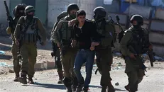 صهیونیست‌ها ۱۳ فلسطینی را در کرانه باختری بازداشت کردند