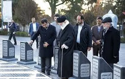 نگاه معنادار رهبر انقلاب به مزار یک شهید +عکس