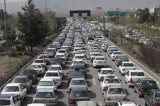 ترافیک سنگین در محور‌های منتهی به تهران و کرج/ تردد در جاده‌های شمالی و محور‌های مرزی روان است