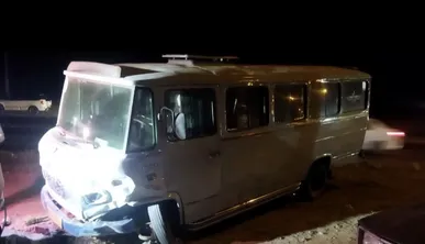 حادثه رانندگی در محور قم ـ اراک ؛ 17 مسافر مینی بوس به بیمارستان منتقل شدند