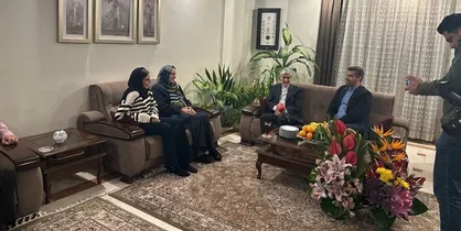 حضور وزیر ورزش در منزل پدری ناهید کیانی به مناسبت روز مادر