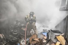 مهار آتش سوزی در انبار لوازم یدکی خودرو در محدوده بازار تهران