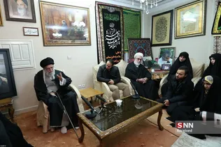 حضور رهبر معظم انقلاب اسلامی در منزل سردار شهید سپهبد سلیمانی