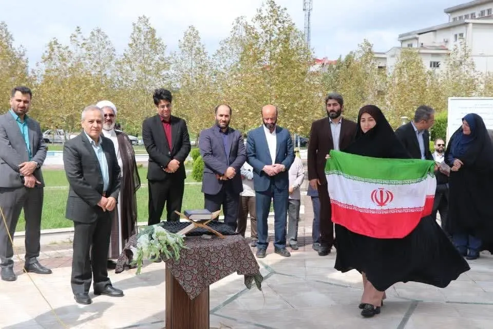 پرچم مقدس جمهوری اسلامی ایران در دانشگاه گیلان به اهتزاز درآمد+عکس