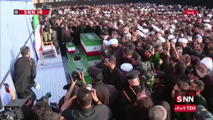 آغاز اقامه نماز بر پیکر مطهر رهبر شهید انقلاب توسط  آیت&zwnj;الله جوادی آملی در مصلی تهران