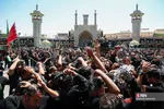 مردم شهر مقدس قم از نقاط مختلف شهر با برپایی دسته‌جات عزاداری به مناسبت روز تاسوعای حسینی به سمت حرم مطهر بانوی کرامت حرکت کرده به عزاداری و سوگواری می‌پردازند. 