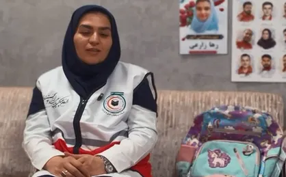 مادری که با کوله&zwnj;پشتی دختر شهیدش و به نیابت از او خادم زائران اربعین شد + فیلم