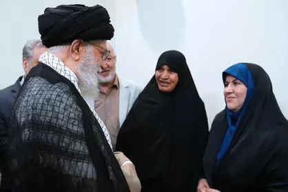 نویسنده و راوی کتاب &laquo;فرنگیس&raquo; با رهبر معظم انقلاب دیدار کردند