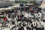 مردم شهر مقدس قم از نقاط مختلف شهر با برپایی دسته‌جات عزاداری به مناسبت روز تاسوعای حسینی به سمت حرم مطهر بانوی کرامت حرکت کرده به عزاداری و سوگواری می‌پردازند. 