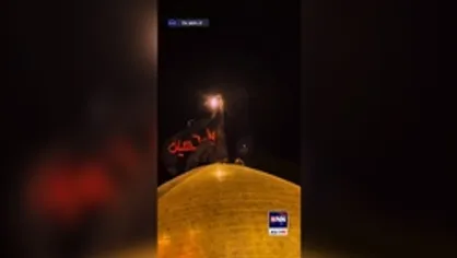 مراسم تعویض پرچم امام حسین (علیه السلام) به پرچم حزن و عزا در کربلای معلی