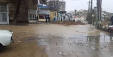 جهادگران دانشجوی اراکی برای باز کردن معابر شهری در کنار مردم بودند