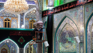 حرم امام حسین (ع) در آستانه محرم سیاه‌پوش شد