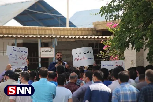 دست نوشته‌های دانشجویان و کارگران در تجمع مقابل شرکت هفت تپه