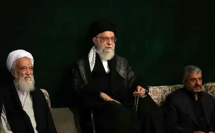 مراسم شب عاشورا با حضور رهبرانقلاب در حسینیه امام خمینی(ره) آغاز شد